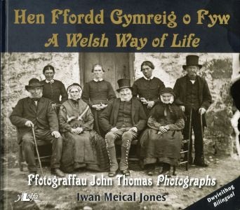 Cover image for Hen Ffordd Gymreig o Fyw / A Welsh Way of Life Ffotograffau John Thomas Photographs, isbn: 9781847710710